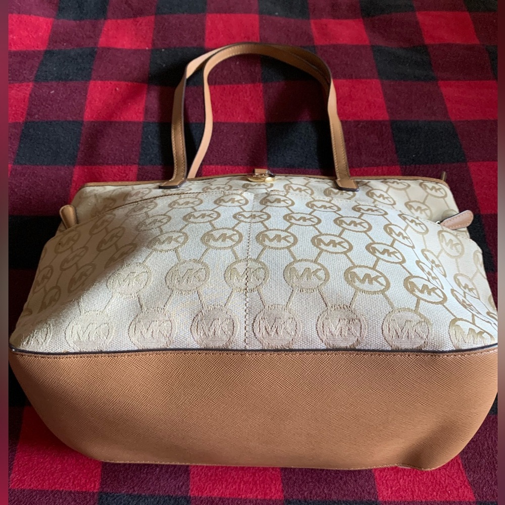 Michael Kors Kempton Signature Medium Tote. In good condition.